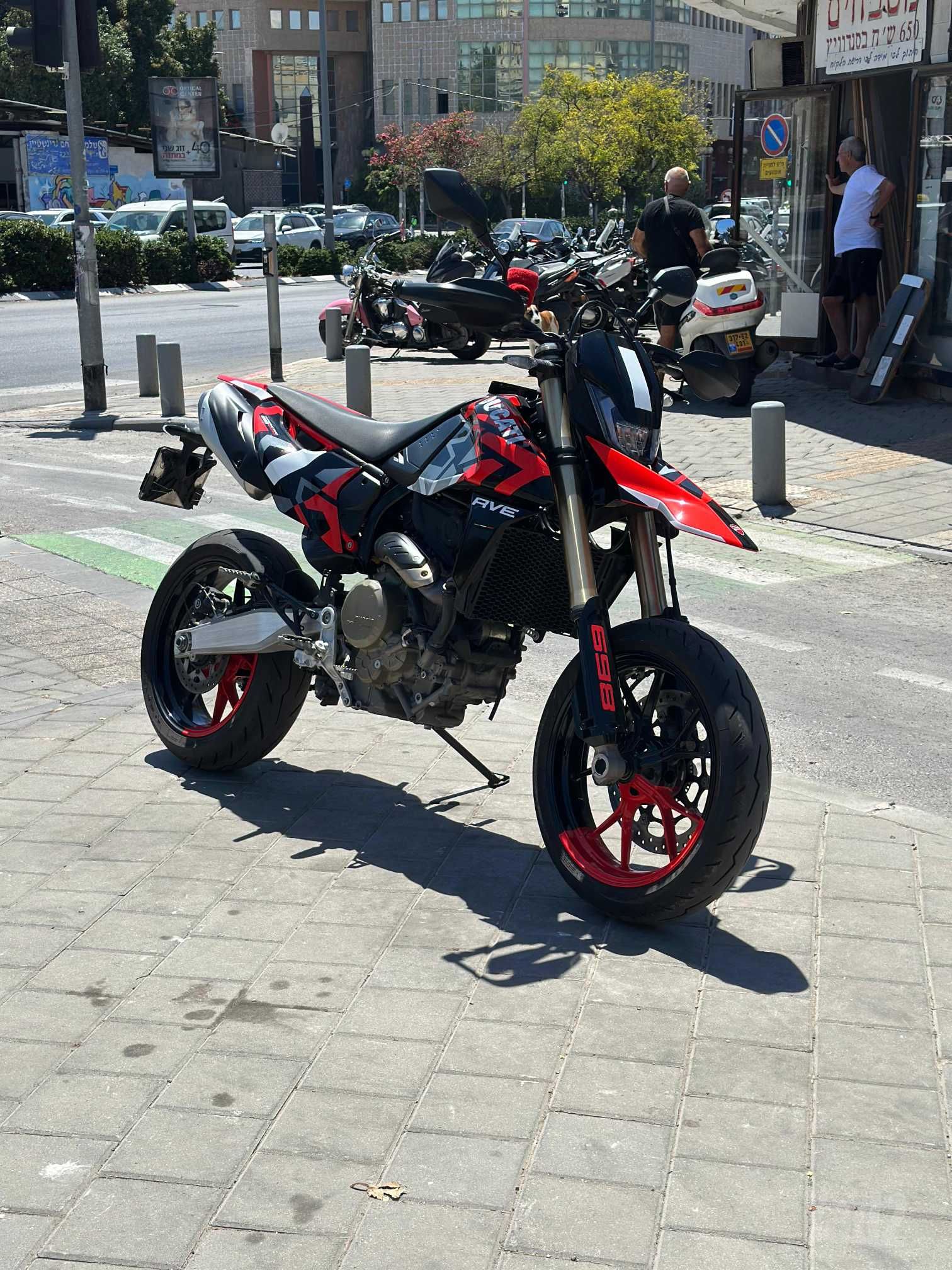 דוקאטי היפרמוטרד 698 מונו
