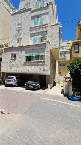 השלושה 25