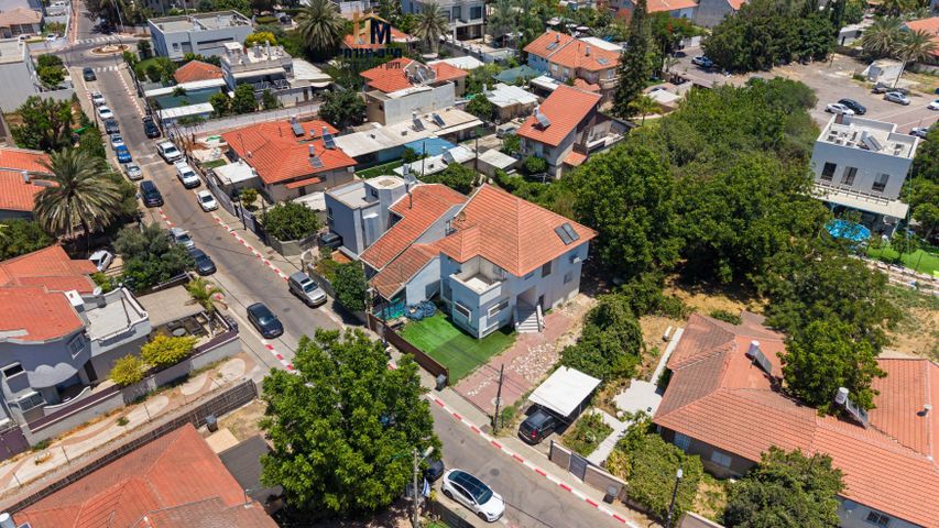 מגרשים, גבעת אוויה, יהוד מונוסון