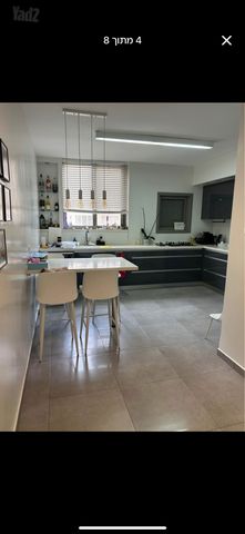 צבי הירשפלד 23