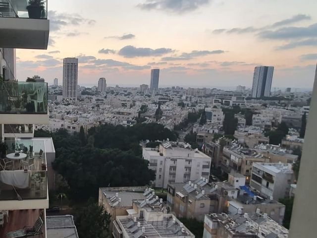לסר אורי 8