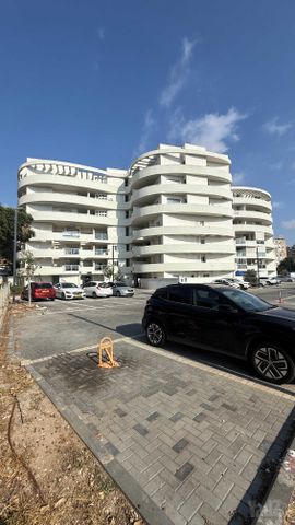שדרות ירושלים 106