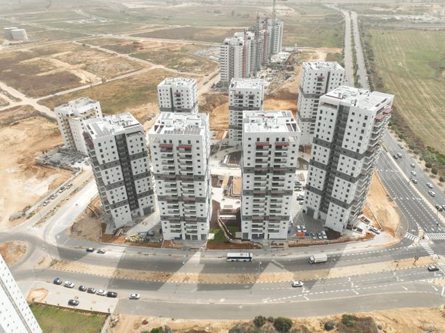 היוצרים 32