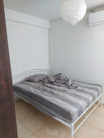 שחורת 1128