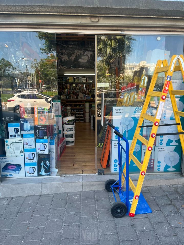 חנויות/ שטח מסחרי, דרך השלום 101, תל חיים, תל אביב יפו