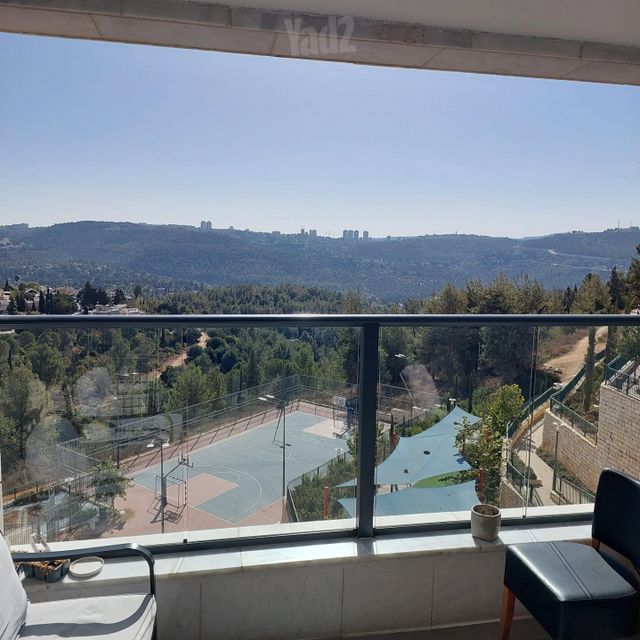 השקד 10