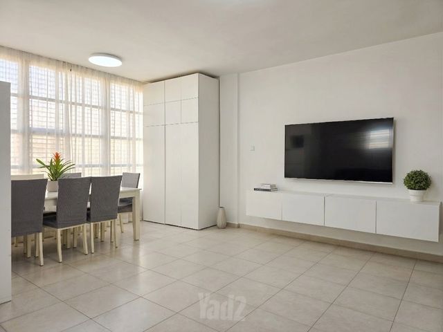 אברהם טביב 25