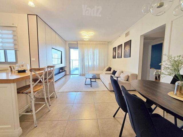 Holon, Israel 15