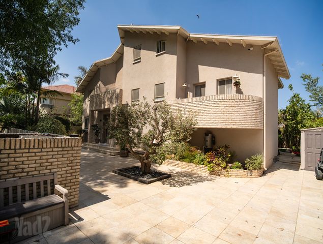 הקורנית 180