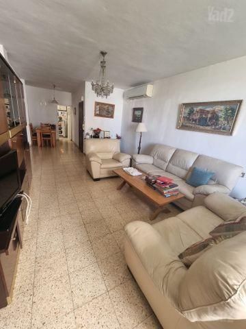דירה, שדרת התמרים 4, שכונת בן גוריון, מרכז העיר ג', רמת גן