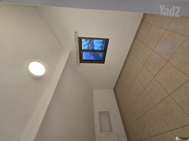 יחידת דיור, משה שרת 37, גני אזור, אזור