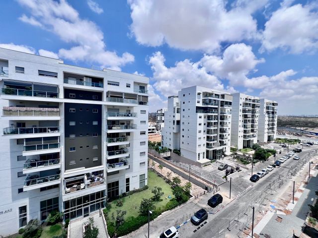 גג/ פנטהאוז, אריק איינשטיין, קרית רבין, חולון