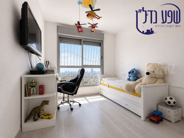 Holon, Israel 11