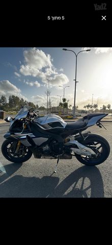 מודעת רכב ימאהה YZF-R1