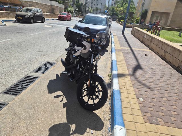 מודעת רכב הרלי דיווידסון איירון 883