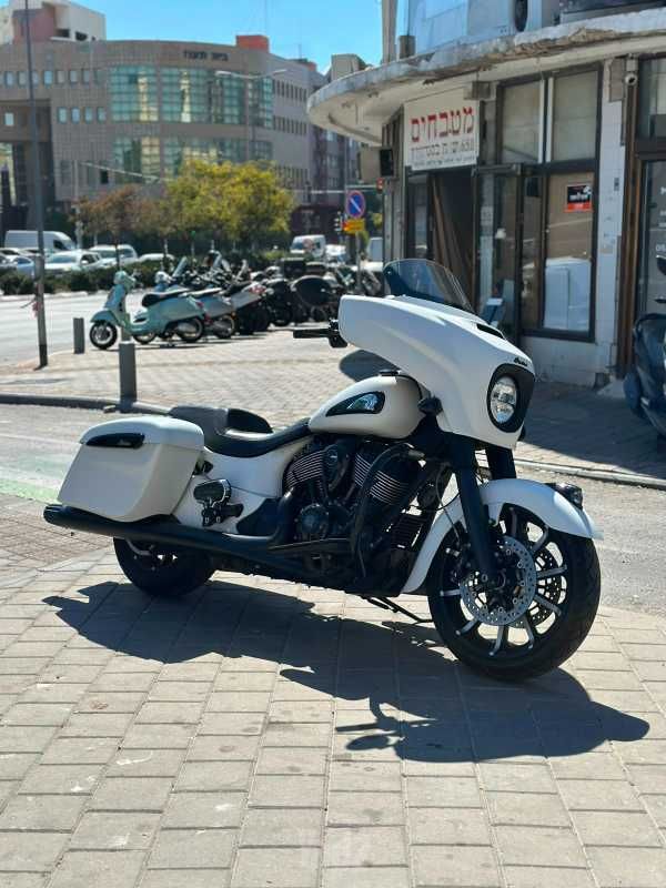 מודעת רכב אינדיאן Chieftain Dark Horse