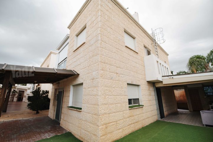הטופח 13