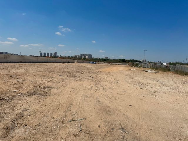 מגרשים
