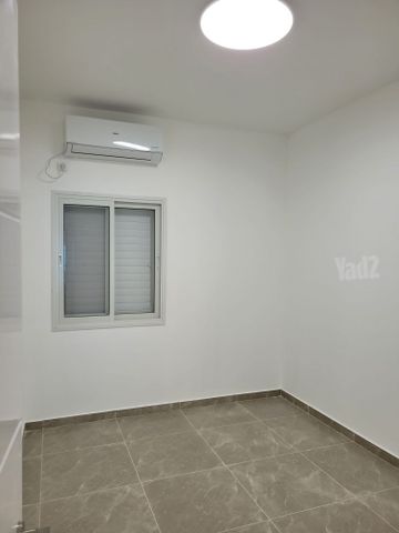 צבי גרץ 8