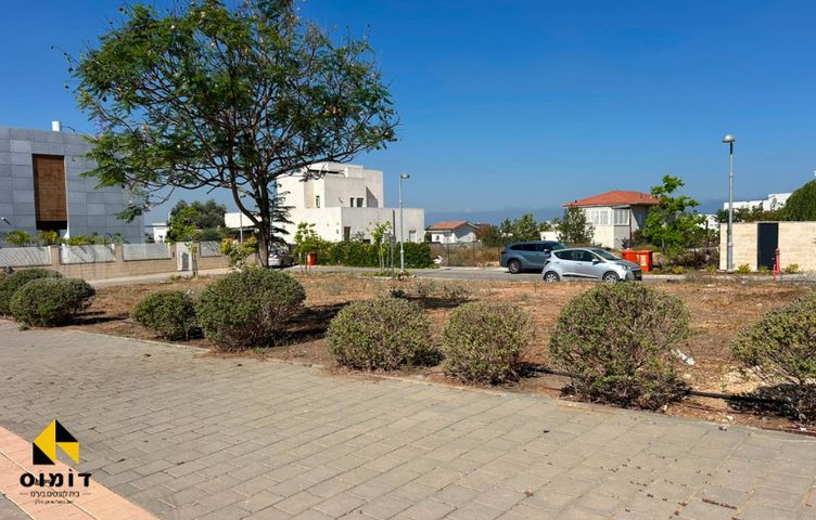 מגרשים