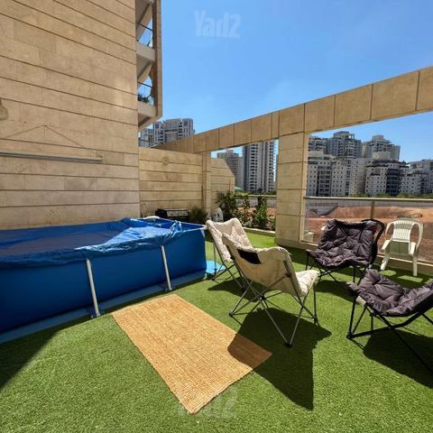 הדובדבן 12