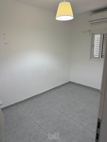 שדרות ג'יימס דה רוטשילד 30