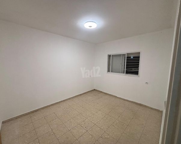 עמוס ירקוני 10