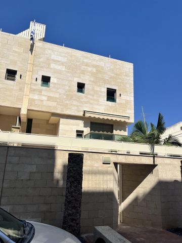בן גוריון 64