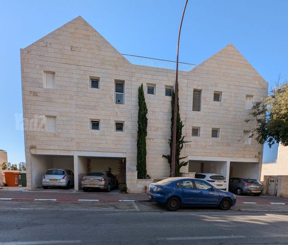 אלמוגן 18