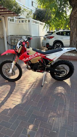 מודעת רכב גאס-גאס EC250