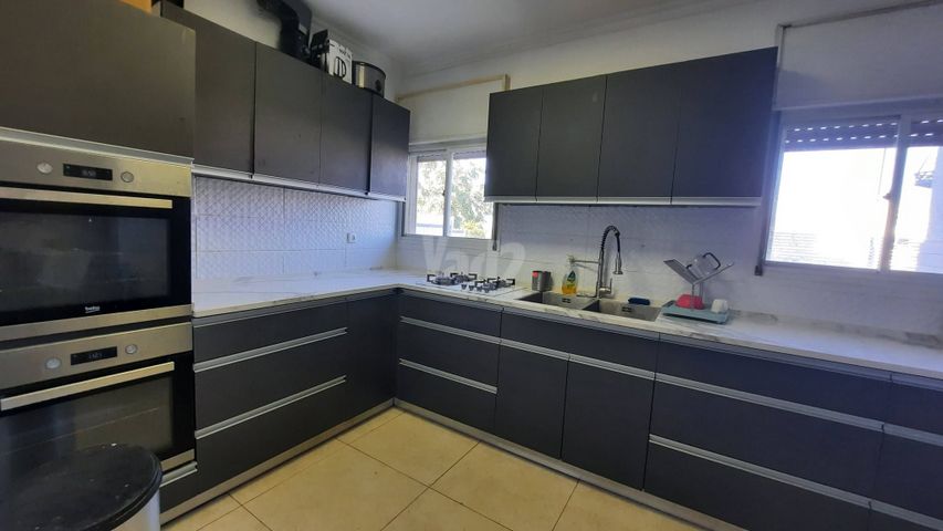 השושנים 