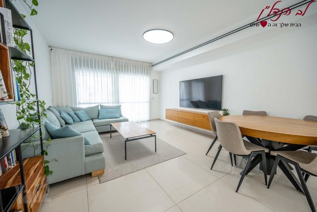גג/ פנטהאוז, הציפורים, מודיעין מכבים רעות