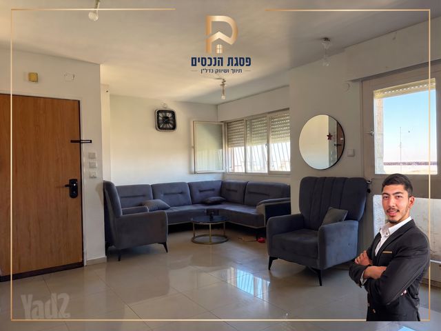 השישה עשר 