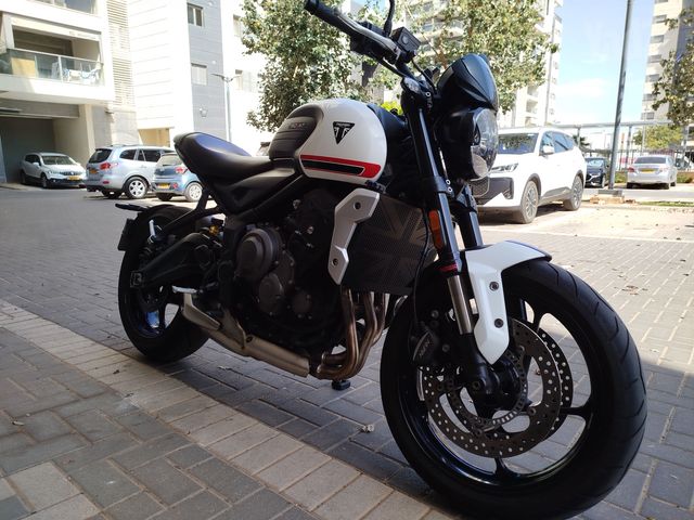 מודעת רכב טריומף Trident 660