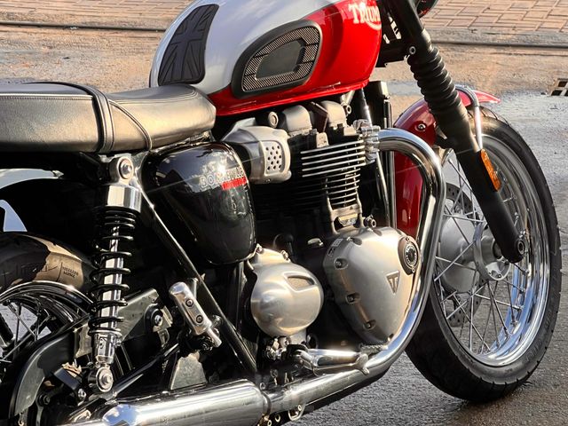 מודעת רכב טריומף Bonneville T100
