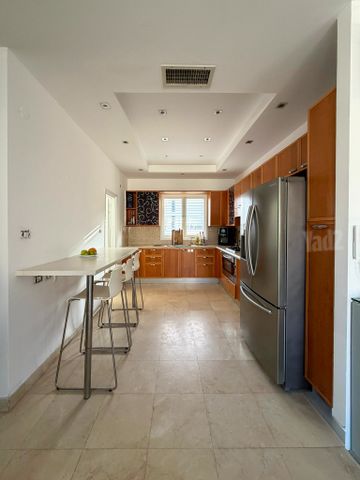 שדרות ירושלים 10
