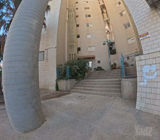 עמוס ירקוני 