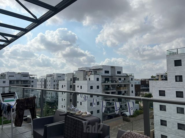 נעמי שמר 