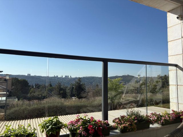 השקד 10