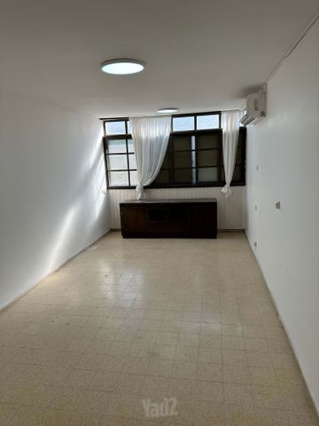 החרוב 16