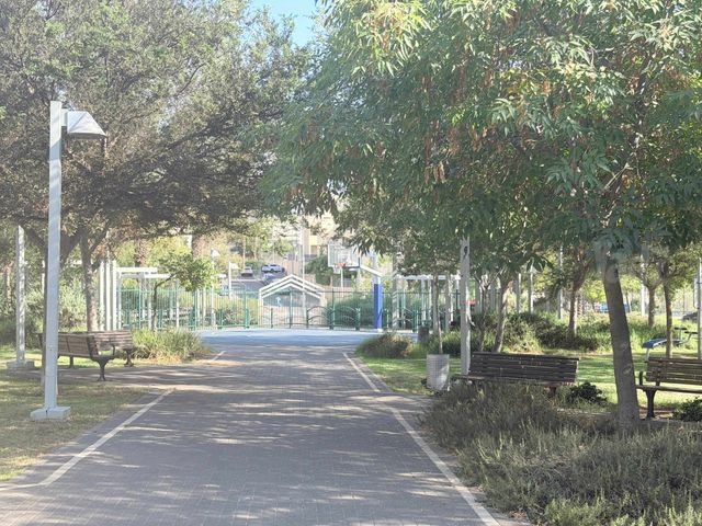 כיכר עמוס הנביא 18