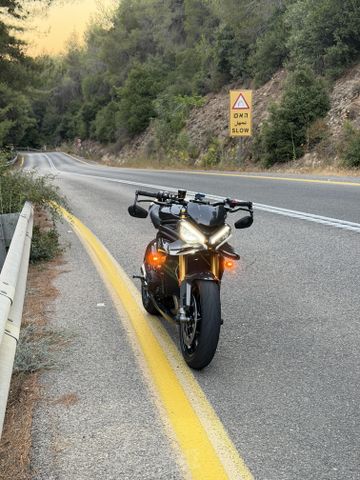 מודעת רכב טריומף Speed Triple RS