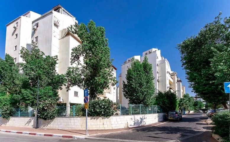דרך מנחם בגין 40