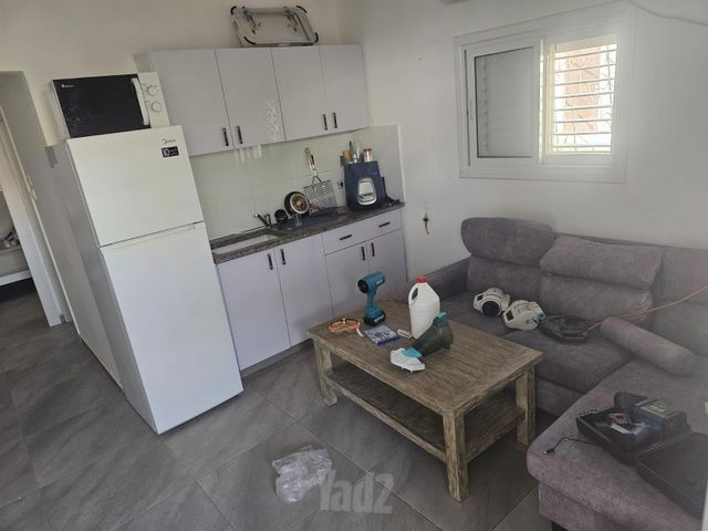חומה ומגדל 23