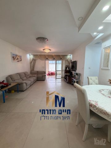 יגאל אלון 