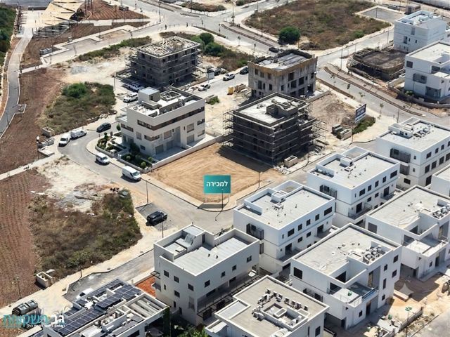 מגרשים