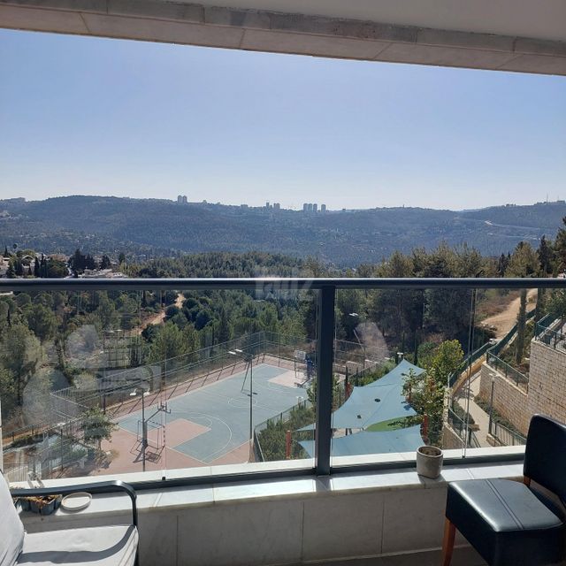 השקד 10