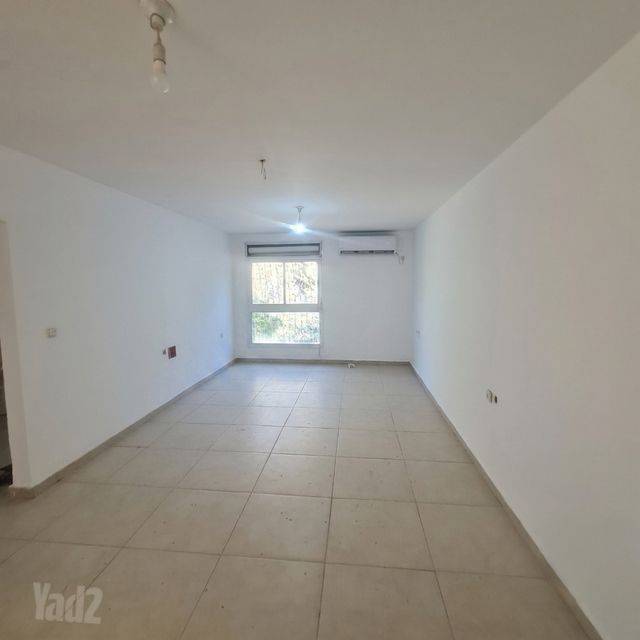 ברל לוקר 25