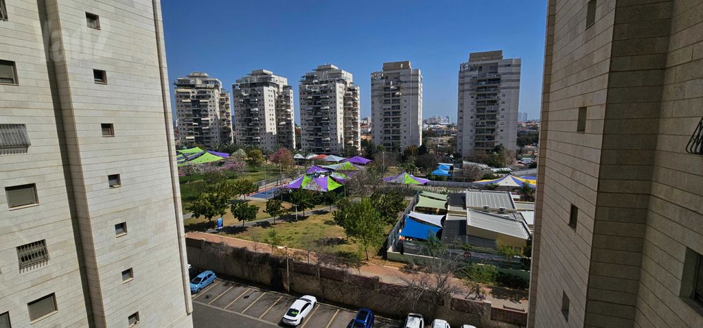שדרות האלונים 8