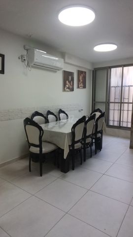השלושה 8